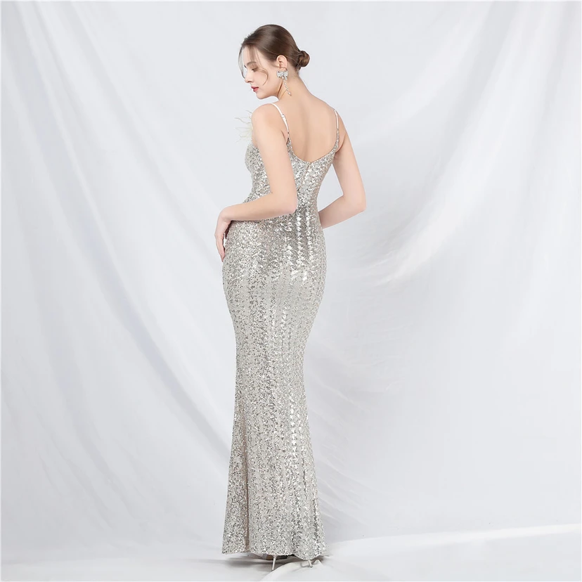 Robe de soirée de luxe ornée de plumes d'autruche et de sequins, idéale pour un banquet. view 62