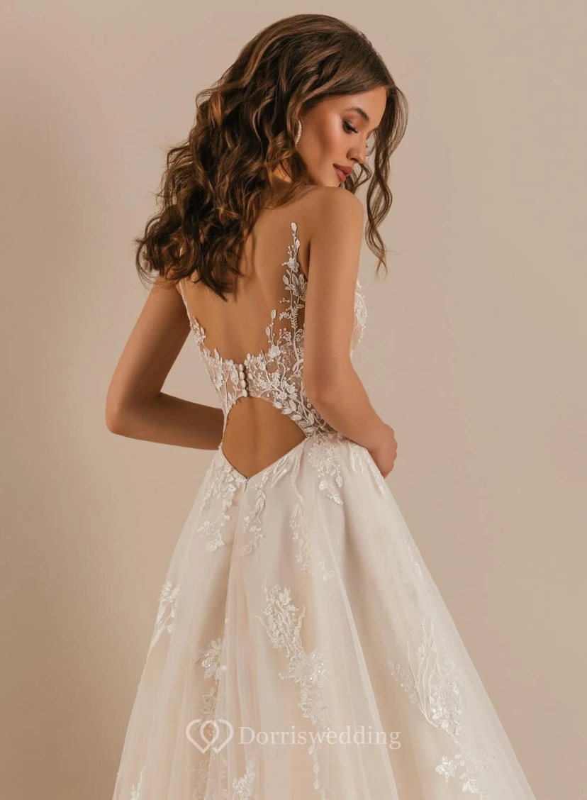 Robe de mariée vaporeuse et sexy en tulle, décolleté en V, sans manches, coupe trapèze, en tulle. view 3