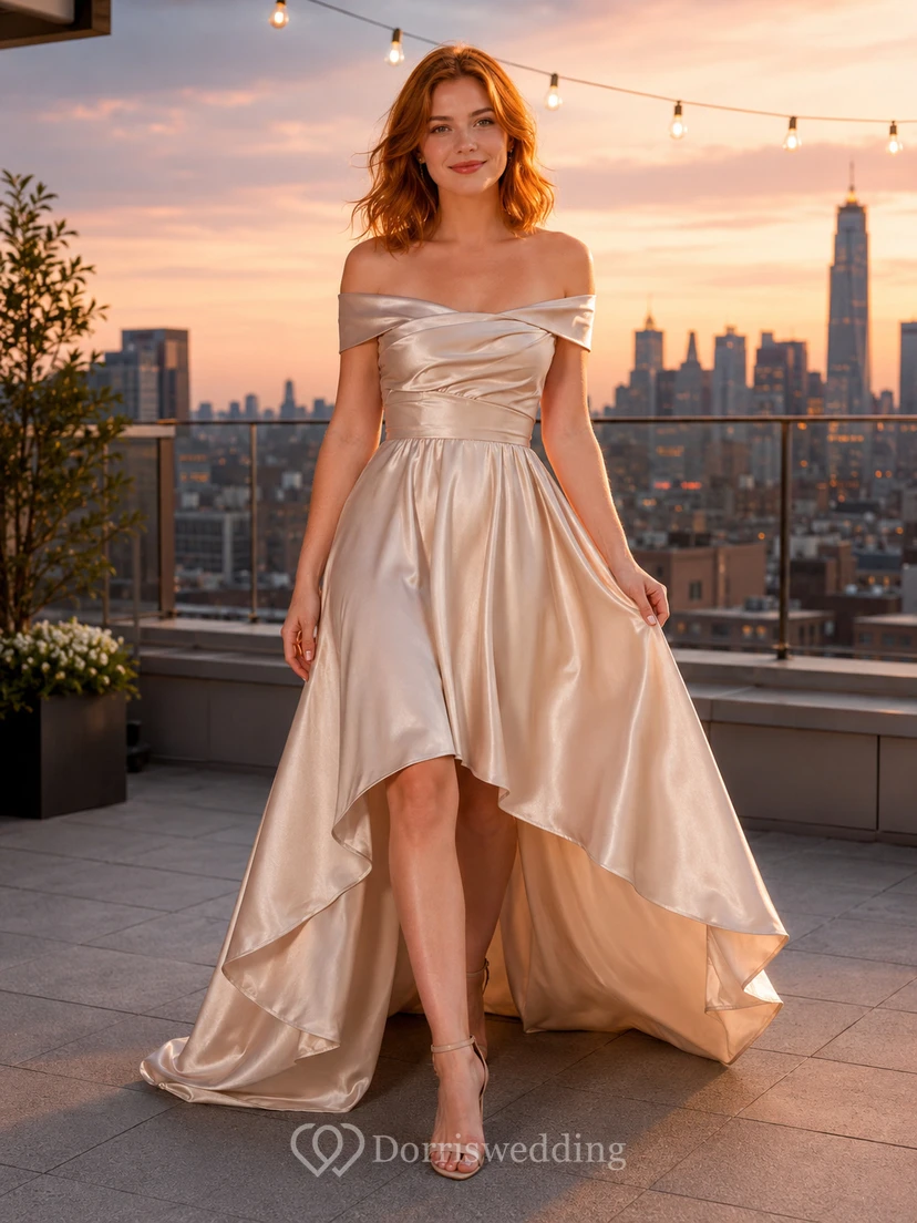 Vestido de novia de satén asimétrico con hombros descubiertos para una boda íntima al atardecer en una azotea
