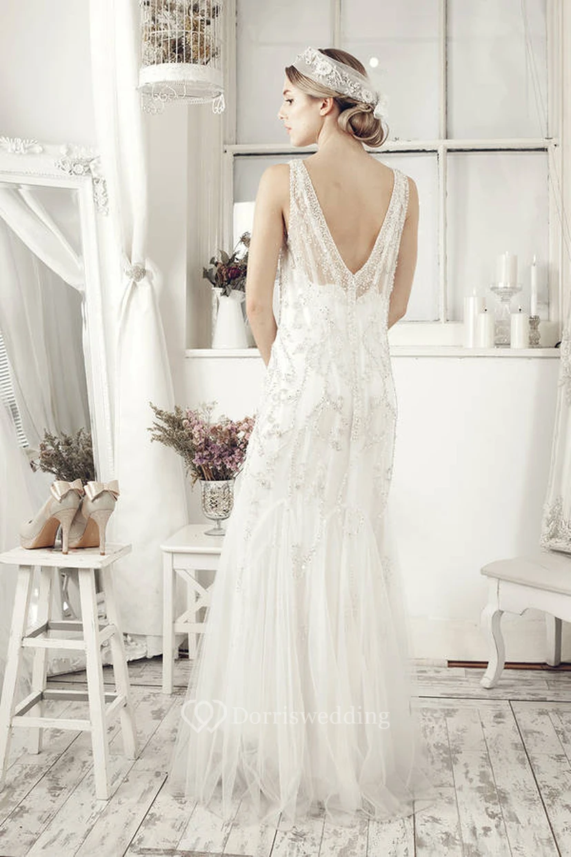Ärmelloses, figurbetontes Brautkleid aus Tüll mit V-Ausschnitt und Perlenstickerei view 2