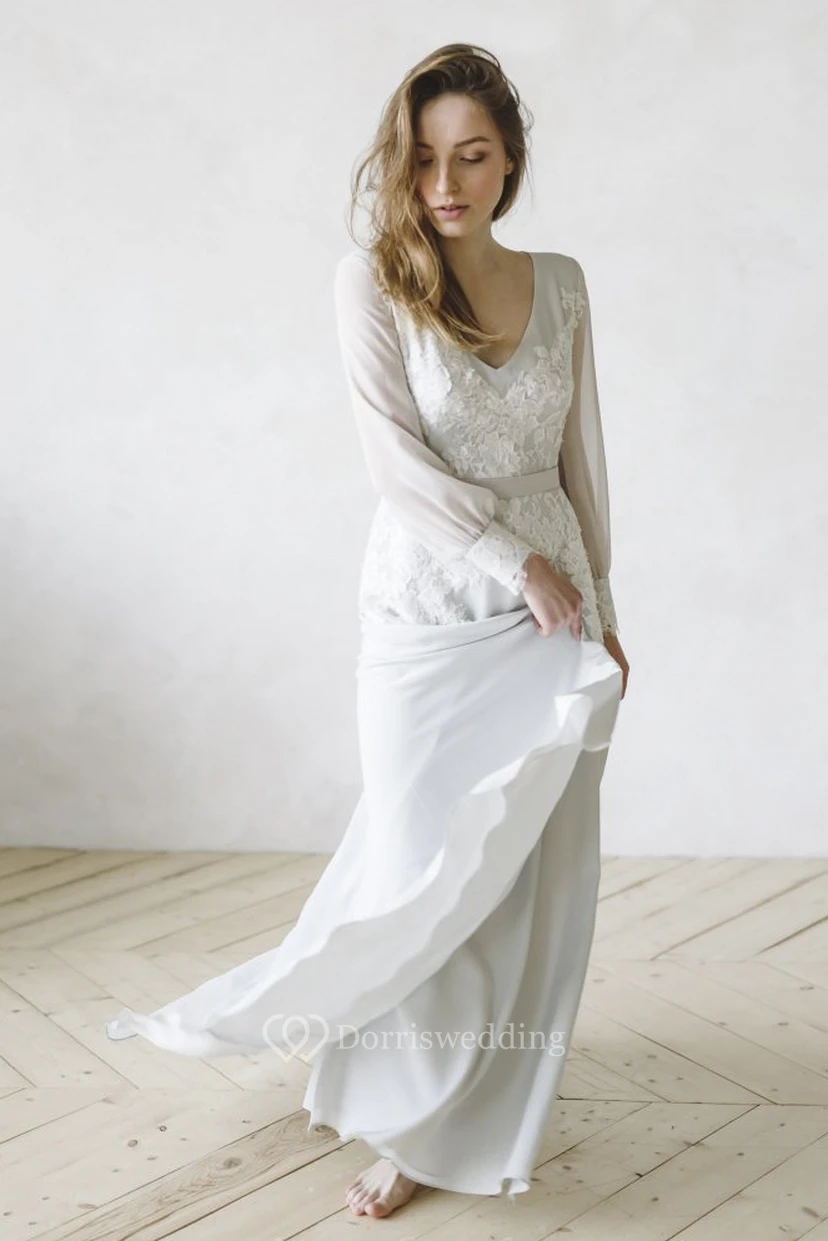 Vestido de novia de gasa con mangas largas, escote en V y apliques de encaje. view 3