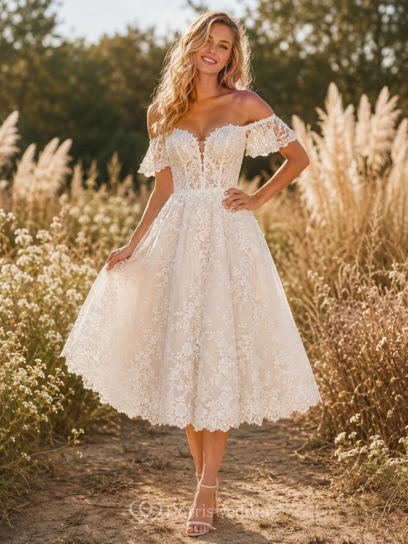 Vestido de novia bohemio de encaje con escote palabra de honor y largo hasta la rodilla para ceremonia en jardín campestre