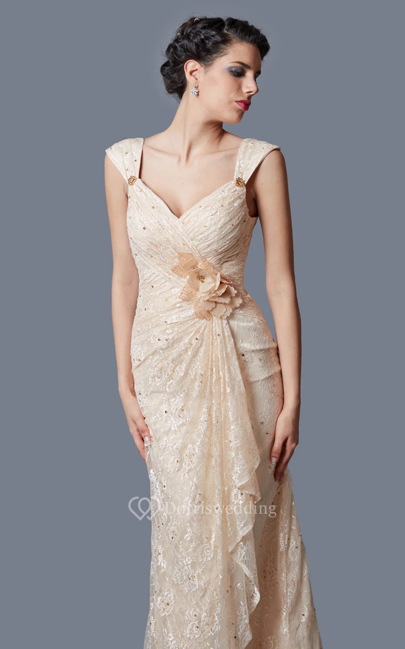 Glamouröses, langes Abendkleid mit Spitzenverzierungen und Raffungen view 2