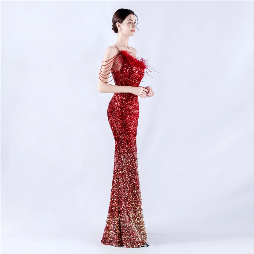 Robe de soirée longue à une épaule, ornée de plumes d'autruche, de perles et de sequins, avec col asymétrique et fente haute. view 34