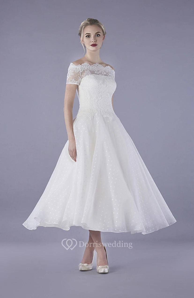 Vestido de novia vintage de tul hasta los tobillos con encaje ilusión y botones.