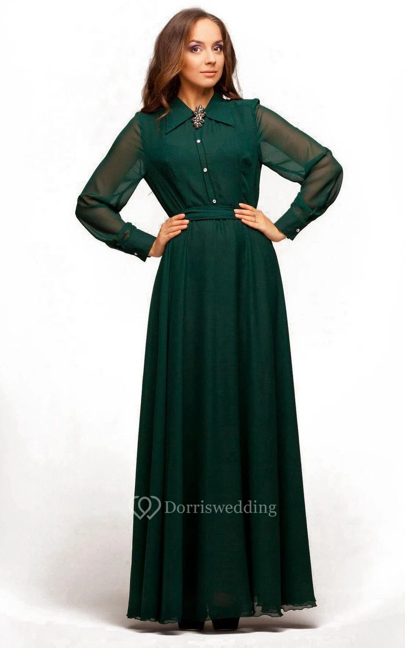 Robe longue plissée en mousseline de soie à col montant et manches longues illusion.