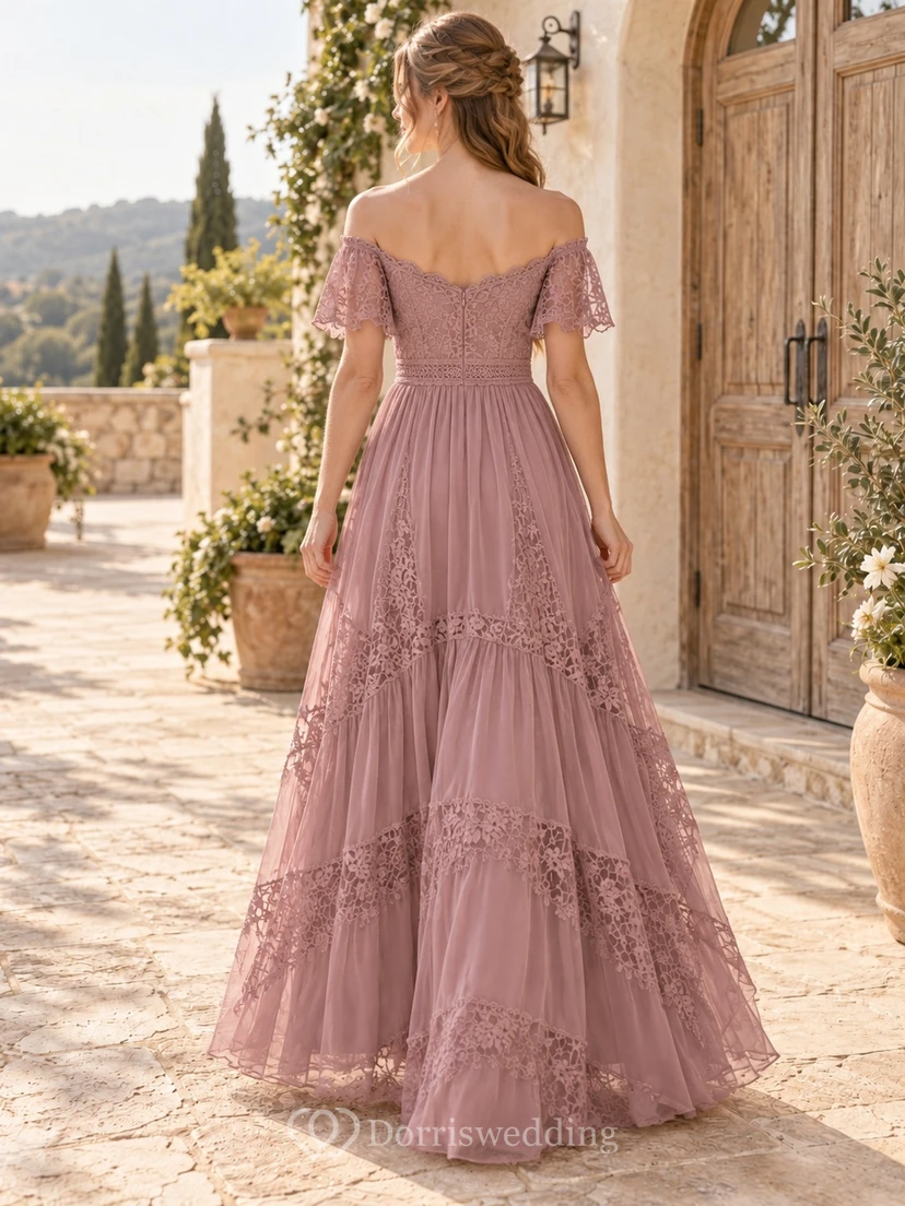 Vestido de dama de honor de gasa con encaje, capas y estilo bohemio, color malva, hombros descubiertos y diseño asimétrico. view 2