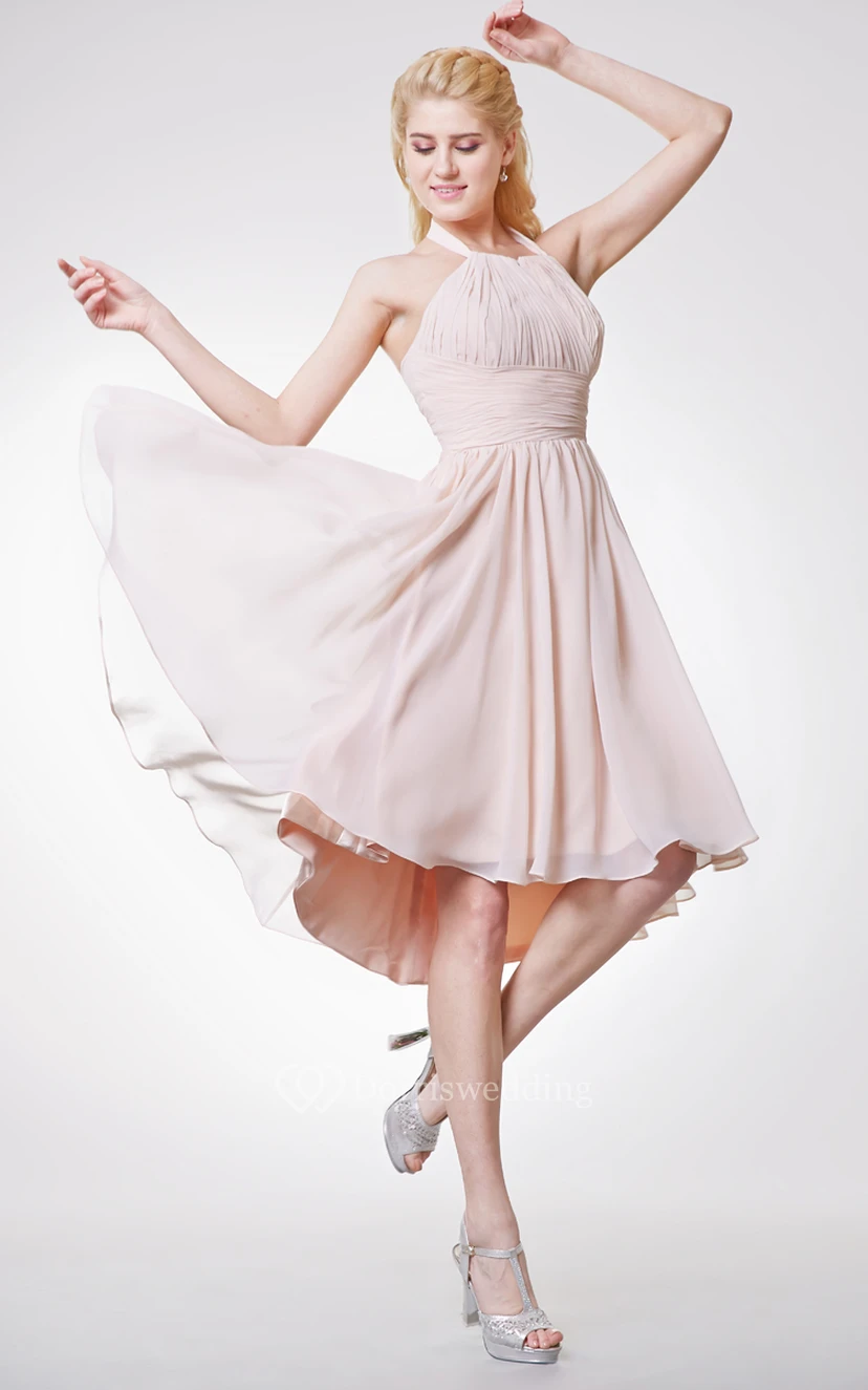 Elegante vestido de gasa estilo imperio con escote halter y bajo asimétrico. view 6