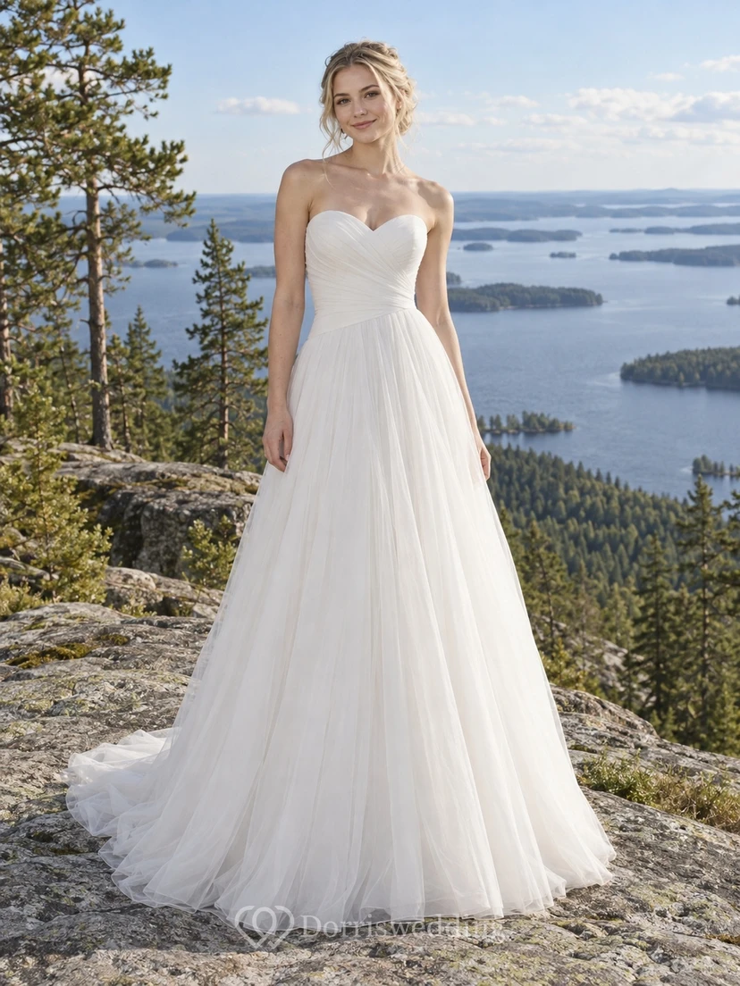Sencillo vestido de novia palabra de honor de tul con escote corazón, corte en A, corpiño fruncido y falda fruncida.