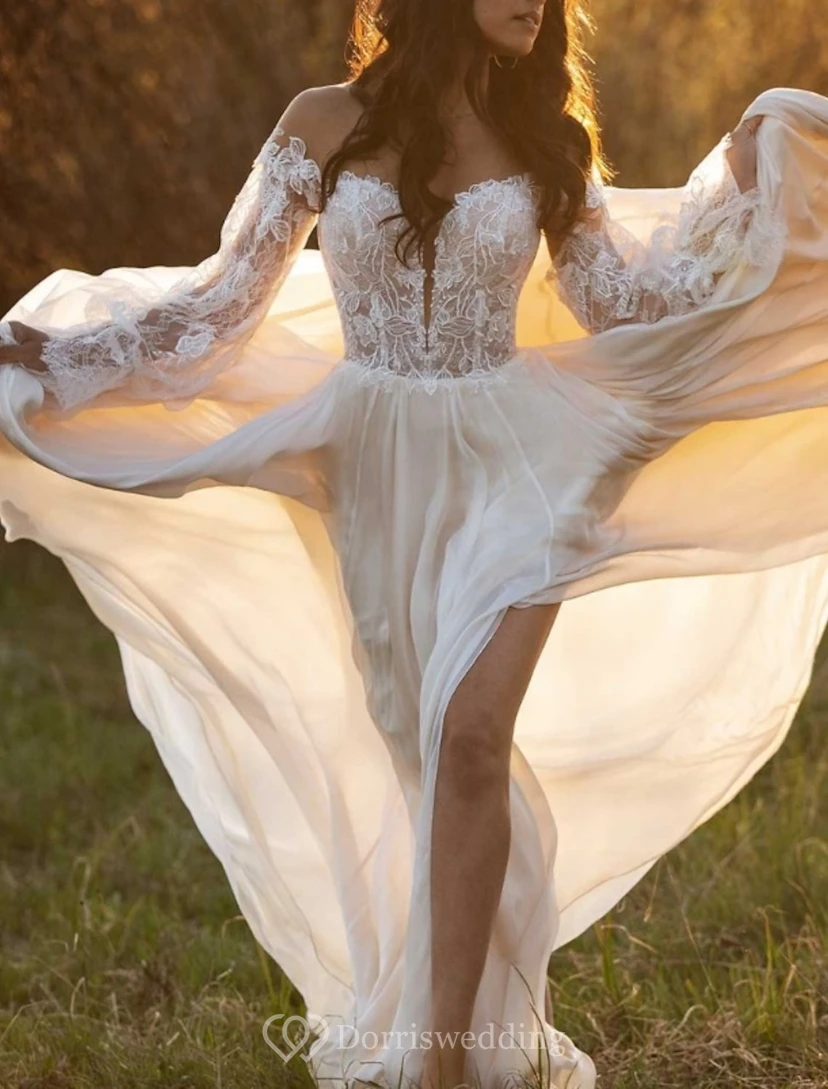 Vestido de novia bohemio de gasa con hombros descubiertos y mangas acampanadas.