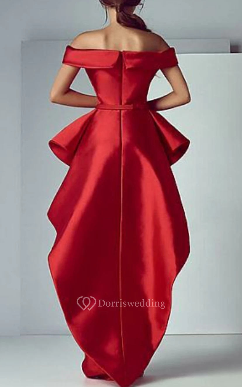 Vestido de noche de satén rojo y morado con escote Bardot y corte columna. view 2