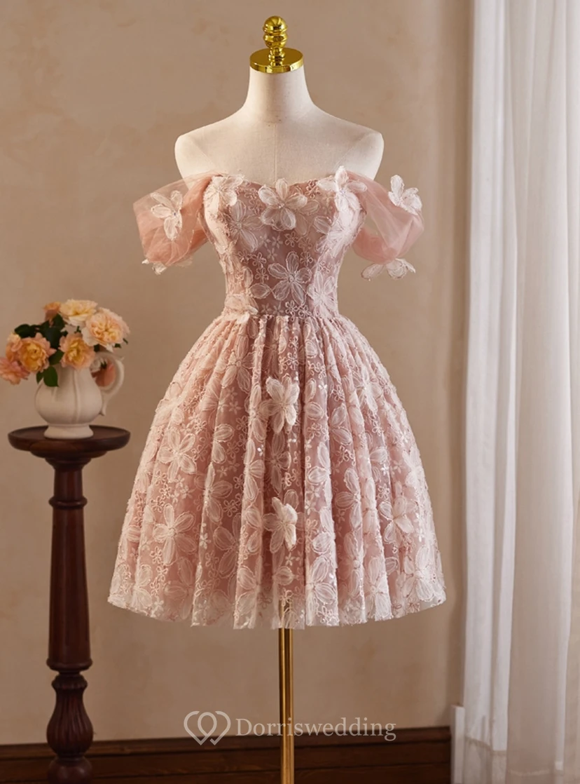 Robe rose à fleurs à épaules dénudées