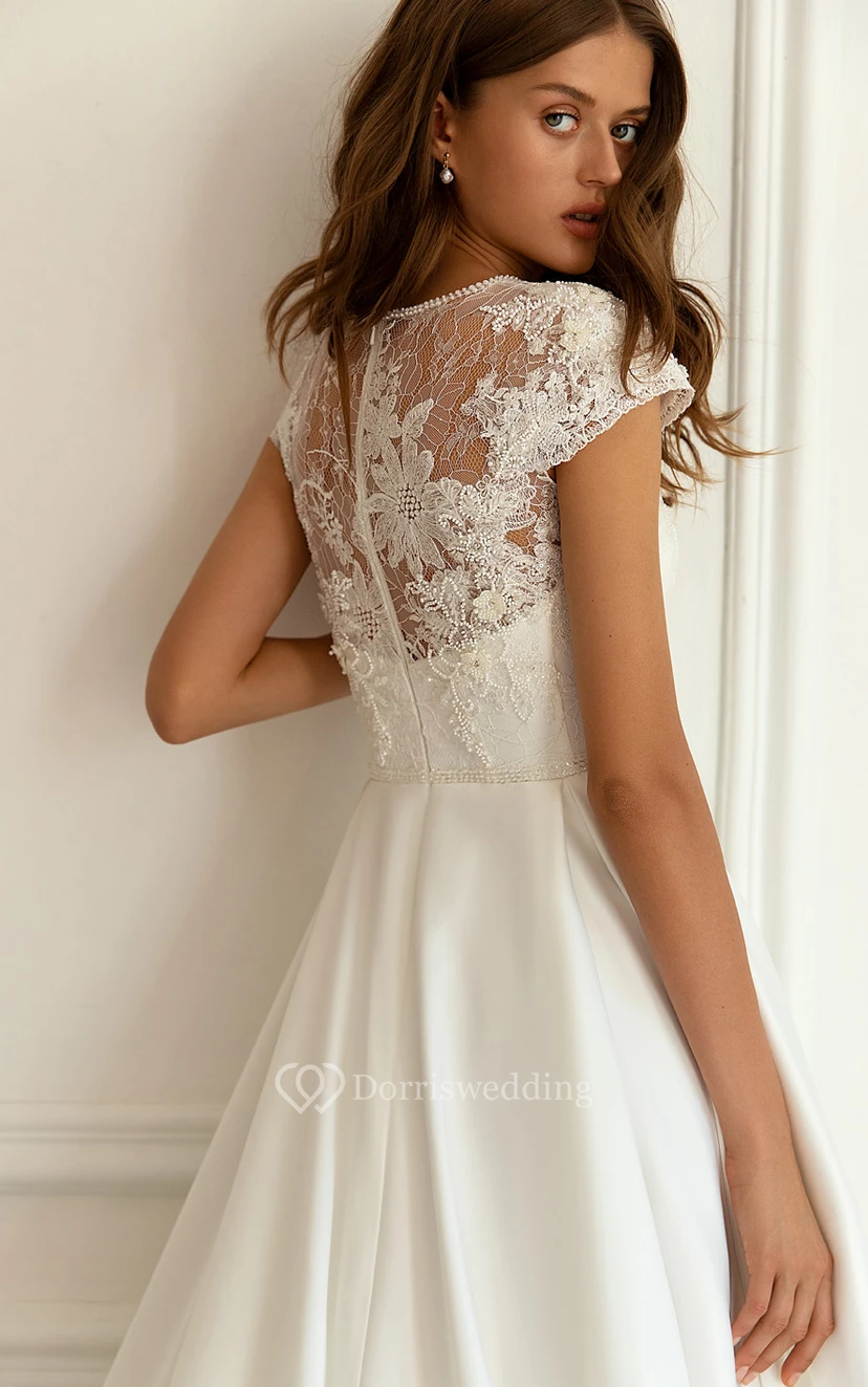 Robe de mariée moderne en satin, coupe trapèze, traîne courte, manches courtes et appliques view 4