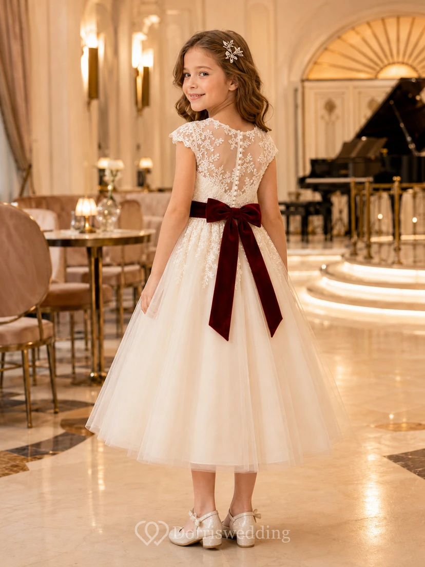 Vestido de niña de flores color marfil, largo hasta la rodilla, encaje, tul, corte en A, escote ilusión, escote barco, manga corta, lazo de terciopelo burdeos view 2