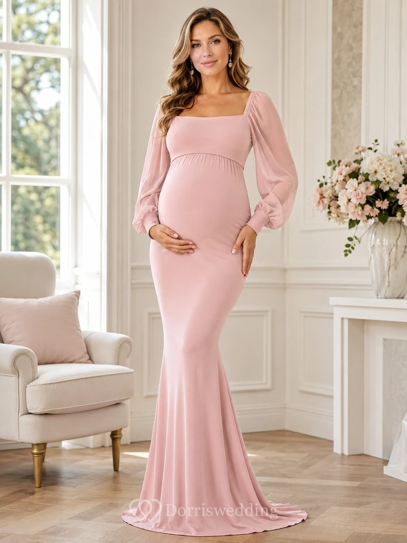 Vestido de maternidad largo hasta el suelo de manga larga con cuello joya, tejido elástico rosa rubor esculpido en jersey.