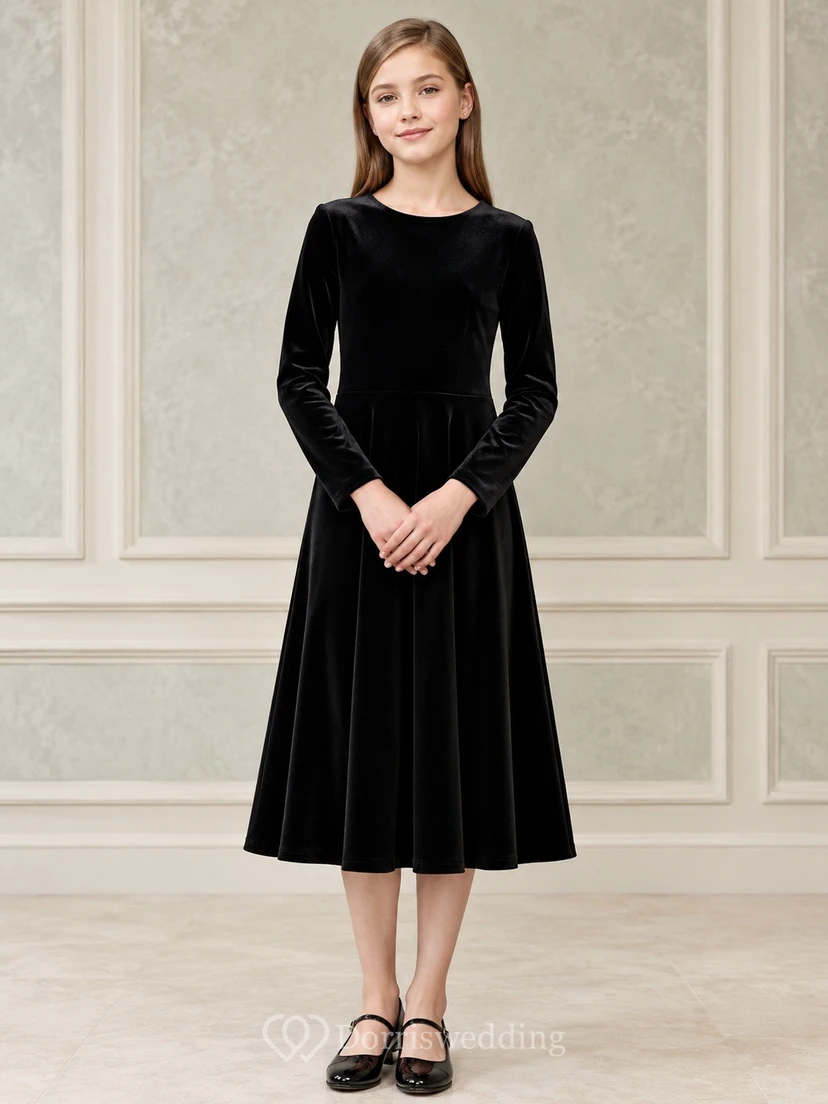Vestido negro de punto con cuello redondo, manga larga y corte en A.