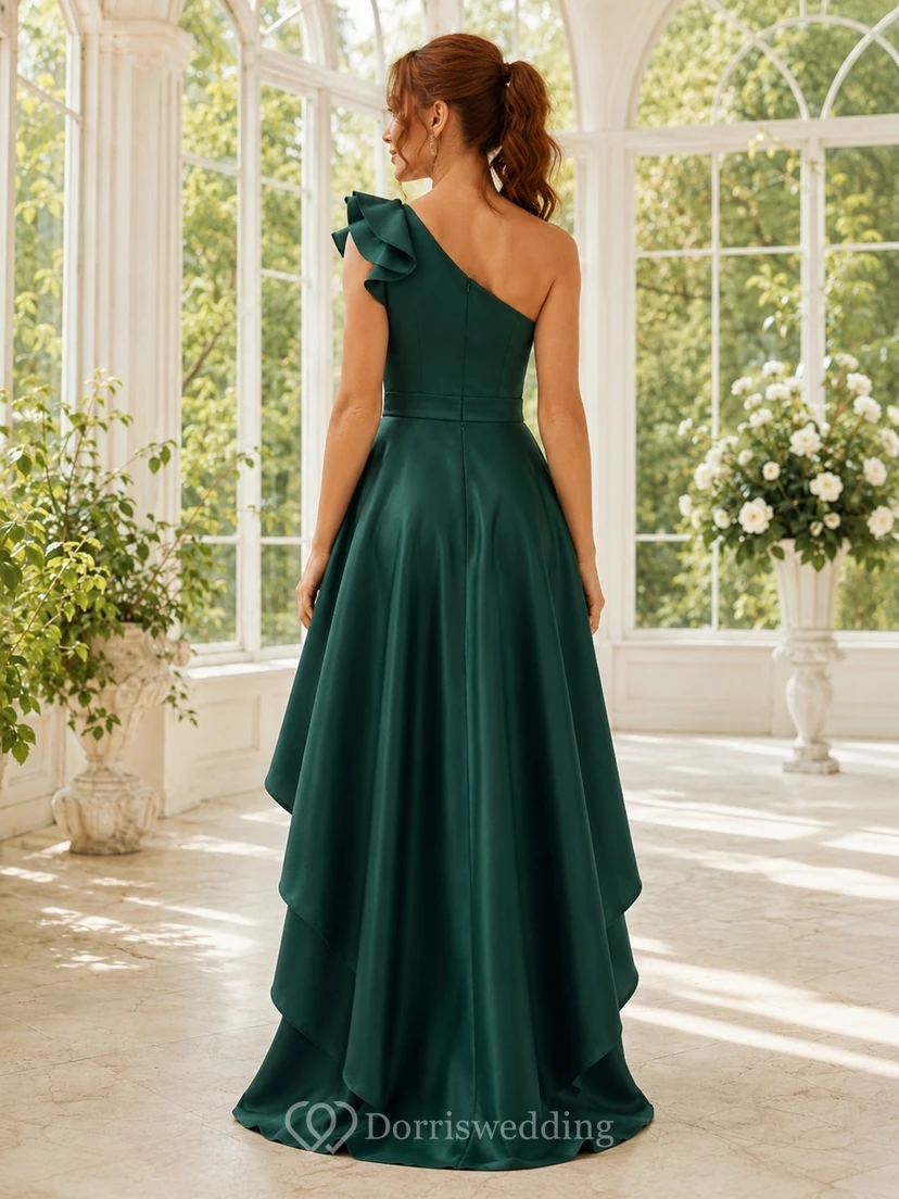 Robe de soirée asymétrique vert foncé luxueuse en satin à nœud sur une épaule, coupe trapèze et ourlet asymétrique. view 2