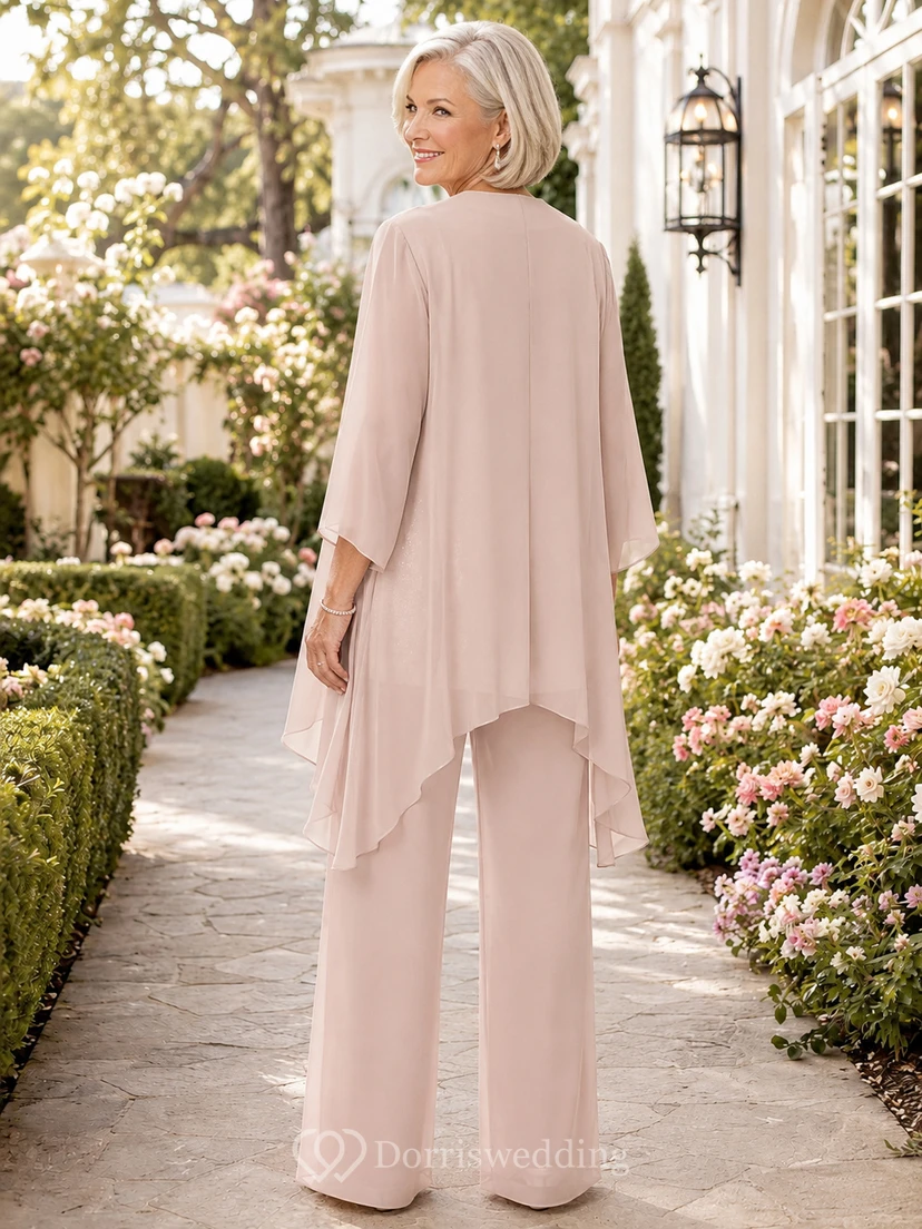 Romantischer, bodenlanger Chiffon-Hosenanzug in zartem Rosa mit weitem Bein, asymmetrischem Wasserfallkragen und floralem Spitzenoberteil mit Rundhalsausschnitt – perfekt für die Mutter der Braut. view 2