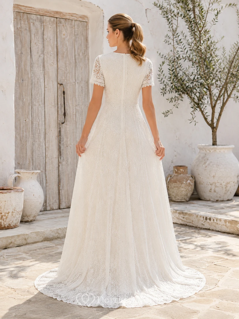 Vestido de novia clásico de corte A, largo hasta el suelo, estilo barco, con mangas cortas de encaje. view 2