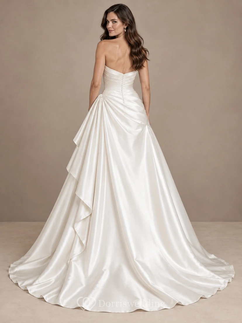 Vestido de novia sencillo, sin tirantes, con escote corazón asimétrico y cola larga de satén drapeada. view 2