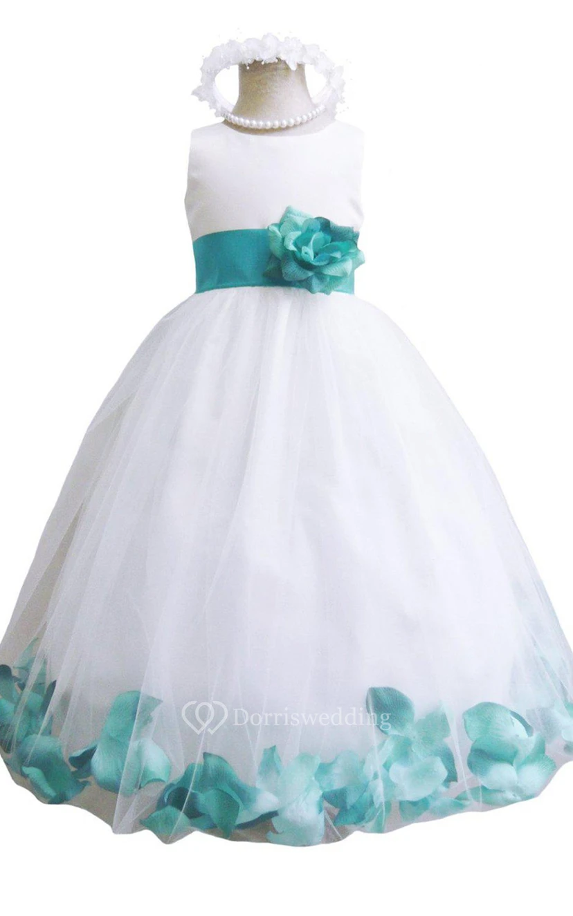 Robe trapèze sans manches ornée de fleurs et de pétales