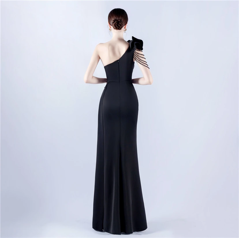 Vestido de noche de satén plisado con hombros descubiertos y escote alto, bordado a mano con cuentas y flores, para mujer. view 2