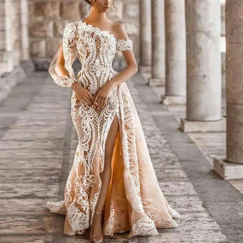 Robe de mariée asymétrique en dentelle à une épaule et fente haute
