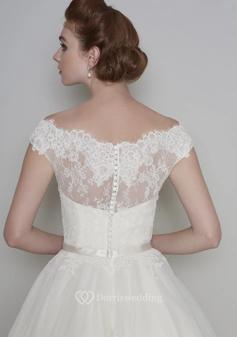 Vestido de novia vintage de tul con cuello en V, mangas cortas y encaje, largo hasta la rodilla, con botones. view 4