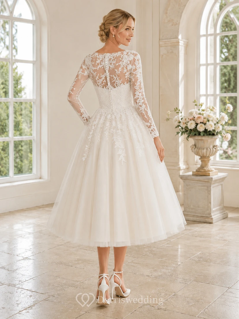 Vestido de novia modesto de encaje con mangas largas ilusión y escote barco, estilo vintage, largo hasta la rodilla. view 2