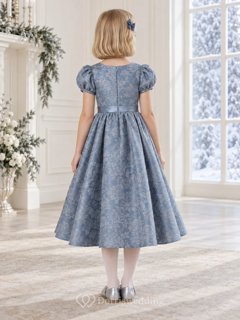 Staubblaues, geblümtes Brokatkleid mit Puffärmeln und Teelänge für Blumenmädchen view 2