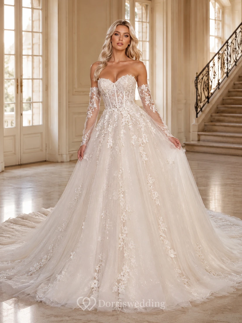 Robe de mariée traditionnelle en dentelle et tulle, épaules dénudées, manches courtes, coupe trapèze, traîne cathédrale, applications florales, style pavillon