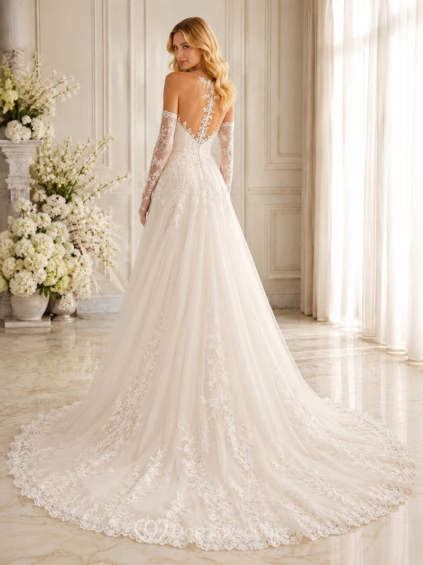 Vestido de novia de encaje con cola larga y corte en A view 2