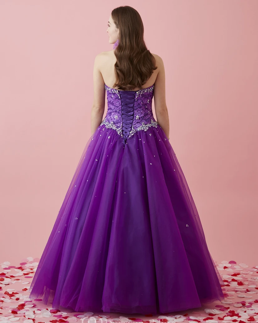 Langes, ärmelloses Ballkleid aus Tüll mit herzförmigem Dekolleté, Schnürung, Spitze und Perlen view 2