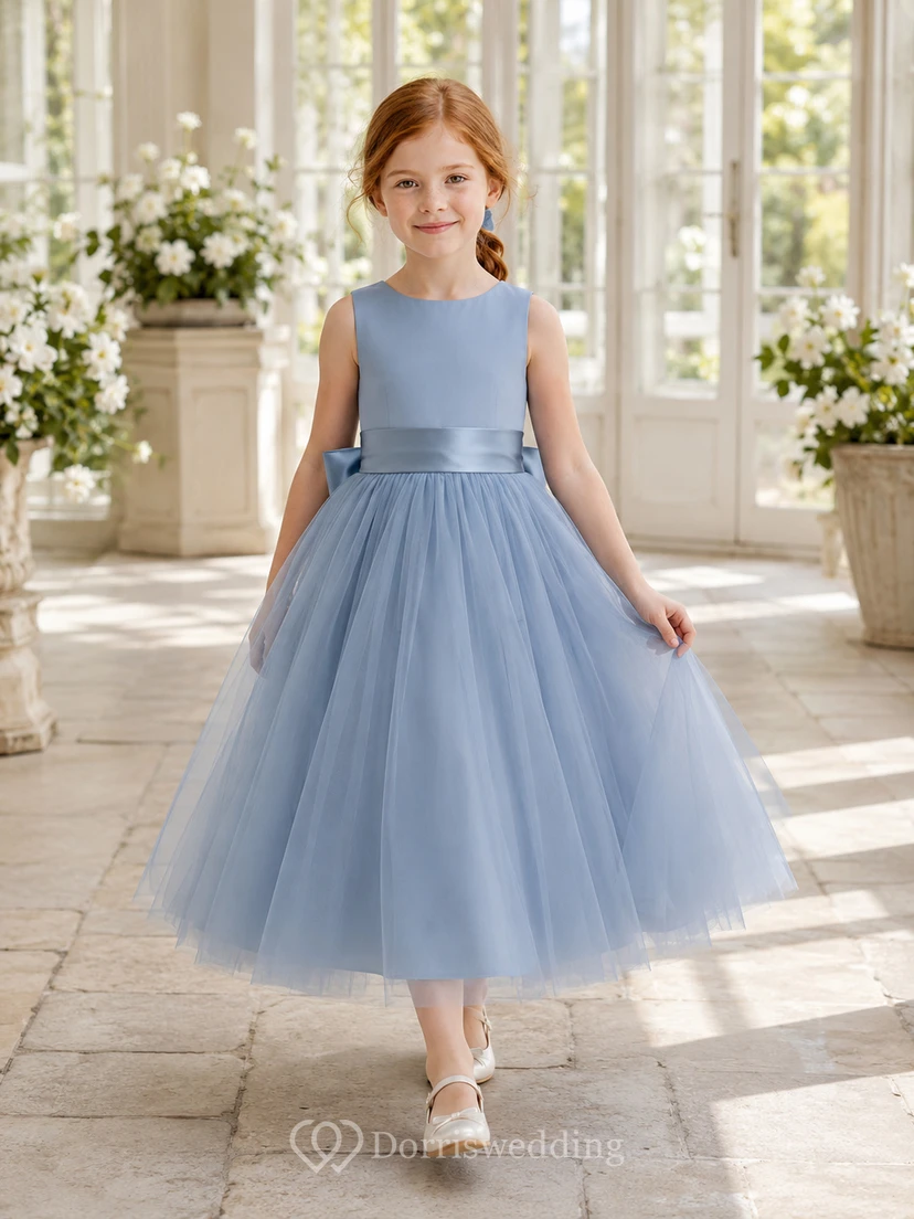 Blaues A-Linien-Kleid aus Tüllspitze für Blumenmädchen mit kurzen Ärmeln, V-Ausschnitt, wadenlangem Rock und Schleifendetail.