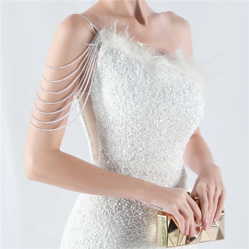 Robe de soirée longue à une épaule, ornée de plumes d'autruche, de perles et de sequins, avec col asymétrique et fente haute. view 10