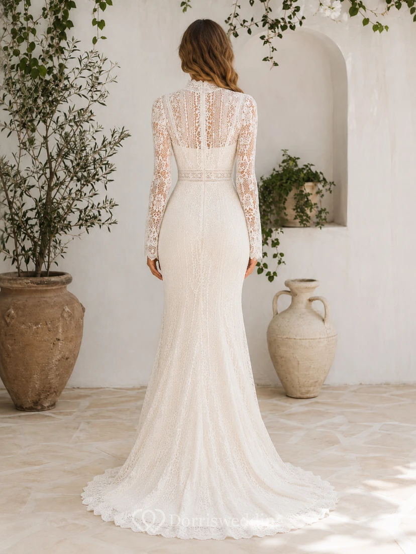 Robe de mariée bohème fourreau à col montant, manches illusion en dentelle, traîne balayée view 2
