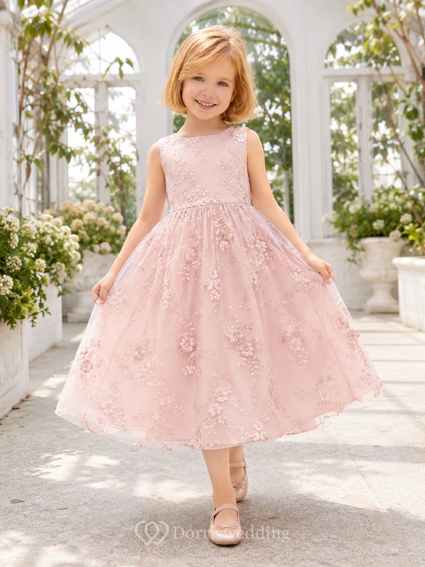 Robe de demoiselle d'honneur rose poudré, coupe trapèze, en tulle et dentelle, col bijou, sans manches, ornée d'appliqués floraux.