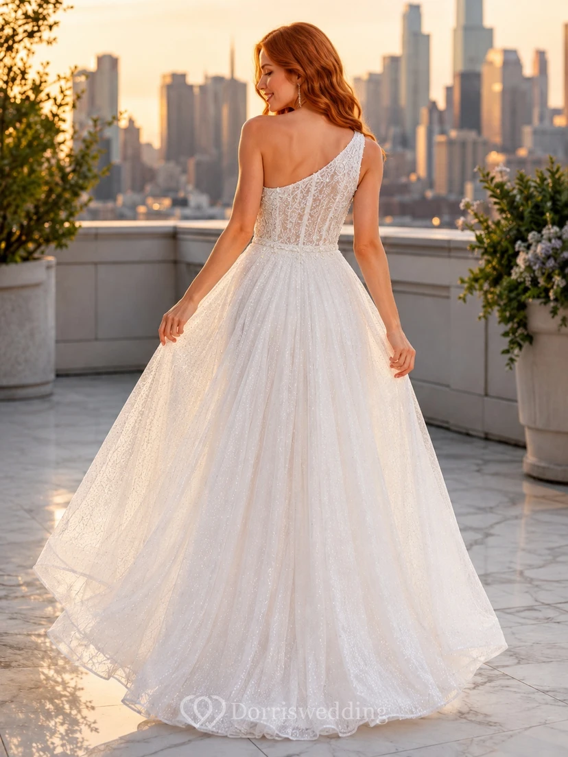 Robe de bal longue en mousseline blanche pailletée, bretelles spaghetti, coupe trapèze, col en V et fente, longueur au sol view 2