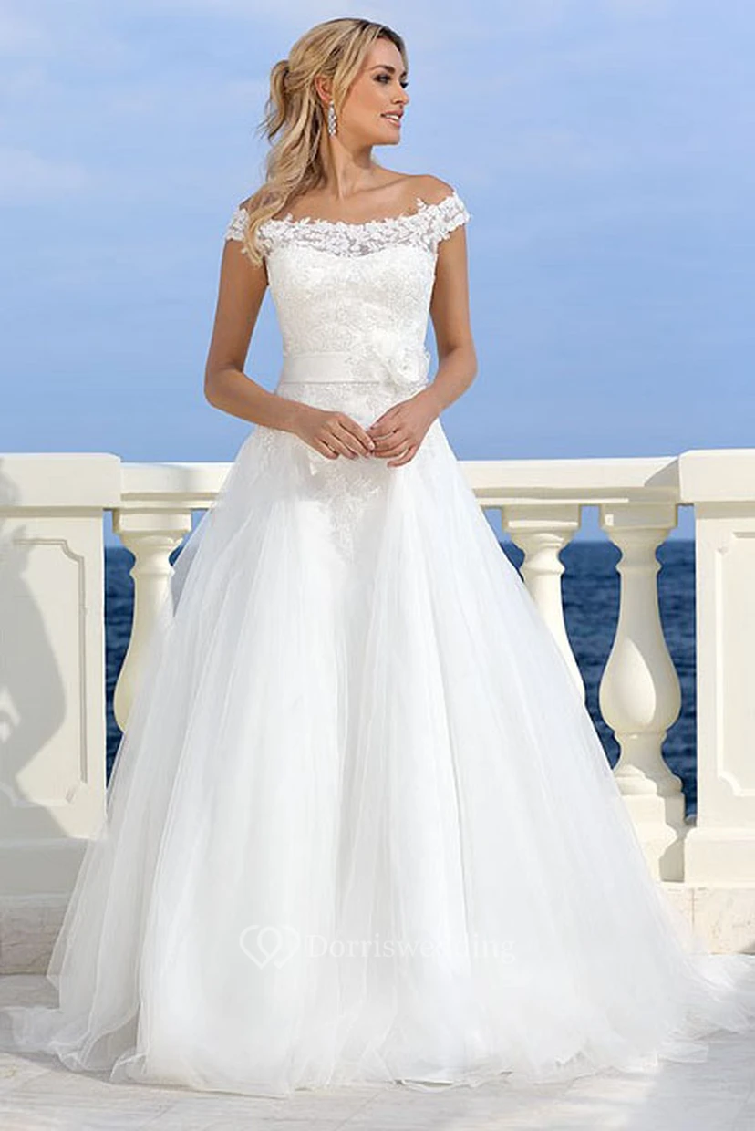 Schulterfreies, langes Brautkleid aus Tüll mit Schleife und Applikationen