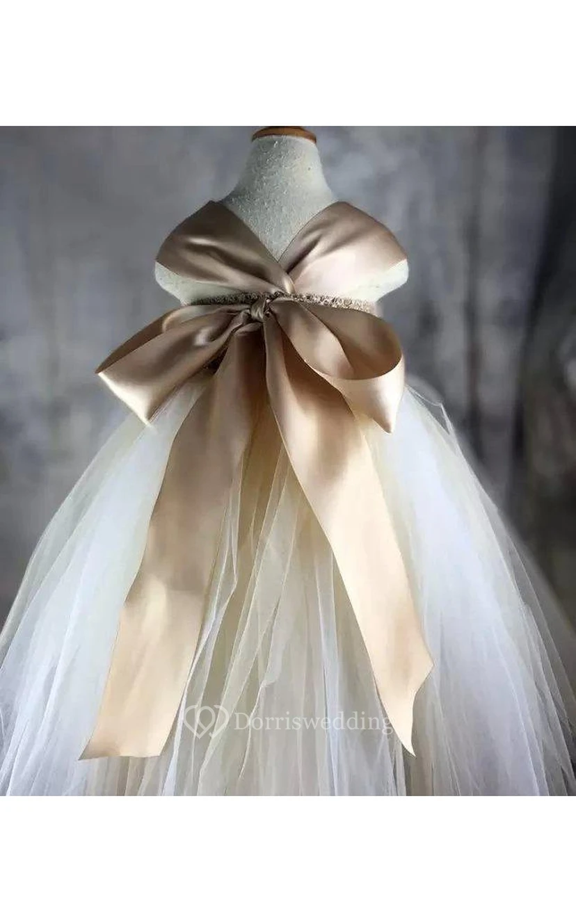 Robe de demoiselle d'honneur en tulle empire à manches courtes, ornée de fleurs et d'un nœud, avec fleurs et nœud. view 2