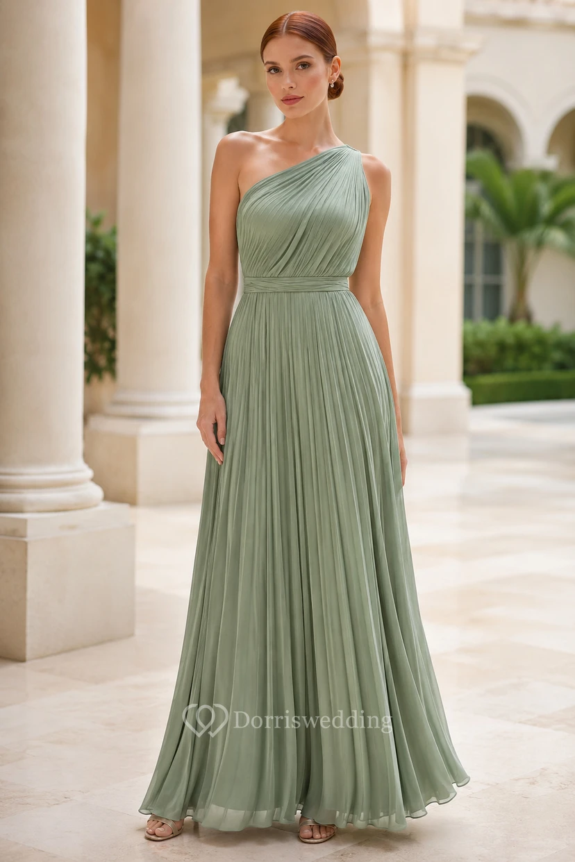 Robe de demoiselle d'honneur en mousseline sauge, coupe trapèze asymétrique, sans manches, plissée, longueur au sol.