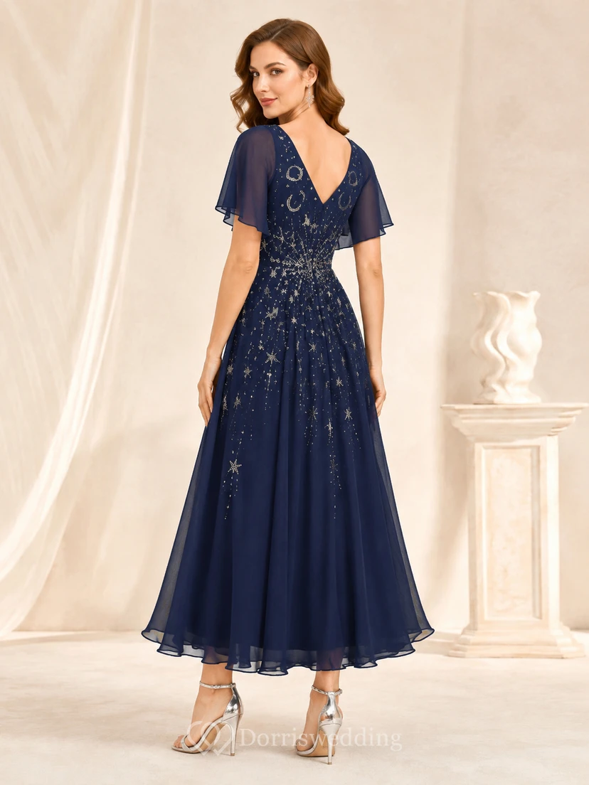 Vestido de invitada azul marino oscuro con escote en V, de gasa con cuentas y corte asimétrico. view 2