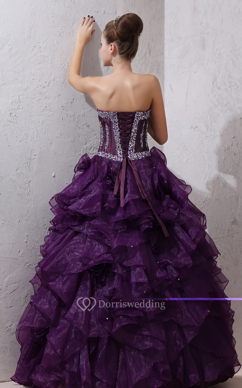Robe de quinceañera en organza à décolleté cœur, ornée de volants et de perles view 3