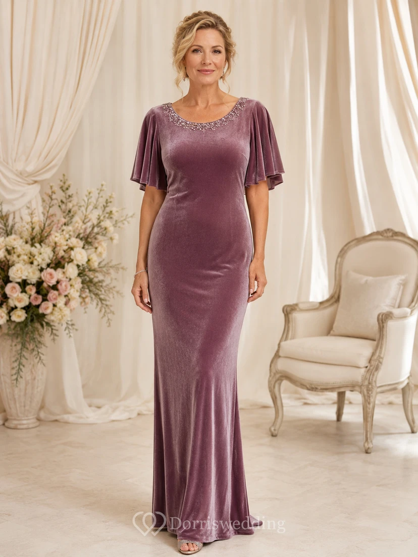 Elegantes, bodenlanges Etuikleid aus Samt in Vintage-Mauve mit Perlenbesatz am Rundhalsausschnitt und flatternden Halbärmeln – ideal für die Mutter der Braut.