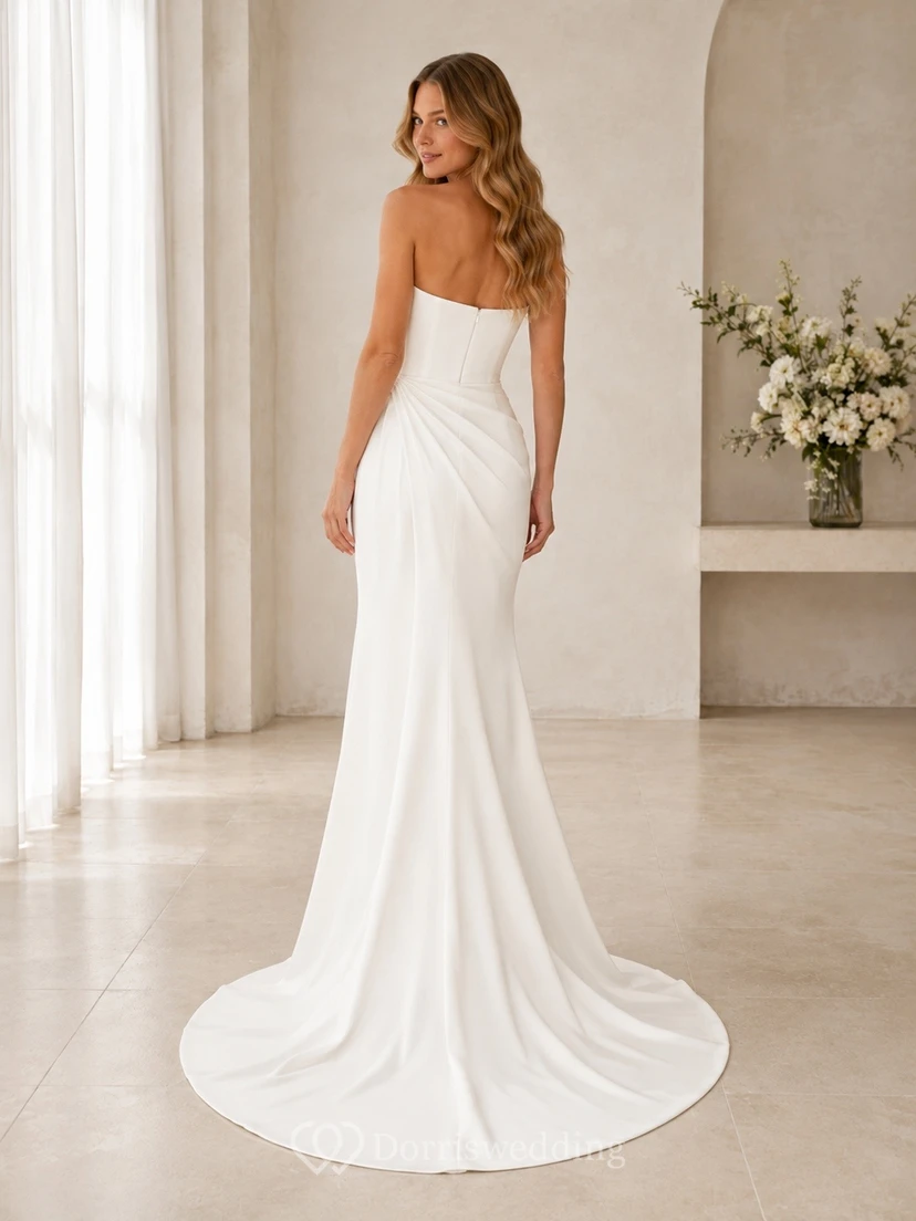 Vestido de novia sencillo, recto, sin tirantes, con cintura drapeada y largo hasta el suelo view 2
