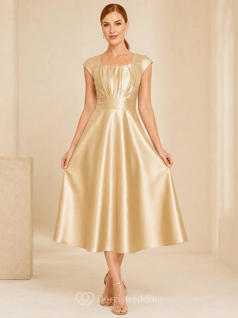 Vestido de noche de corte A, largo hasta la rodilla, sin mangas, con escote cuadrado y acabado en satén dorado intenso.