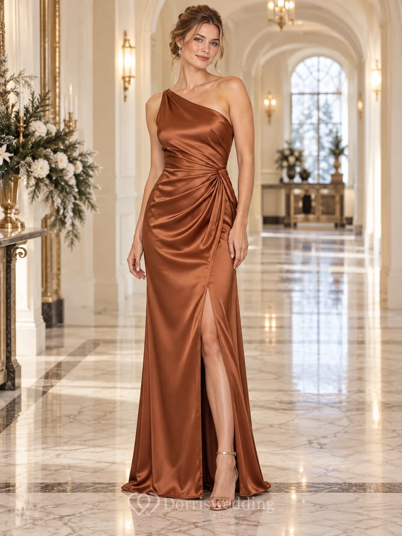 Vestido de dama de honor largo hasta el suelo, asimétrico, fruncido y de satén color cobre con un solo hombro.