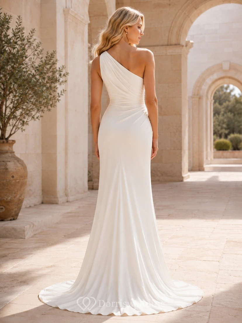 Robe de mariée simple, longue, sans manches, asymétrique, fourreau à une épaule, idéale pour une cérémonie formelle. view 2