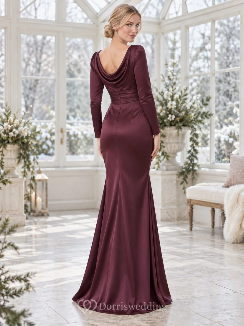 Vestido de dama de honor de satén color morera con cuello drapeado y mangas largas estilo sirena view 2