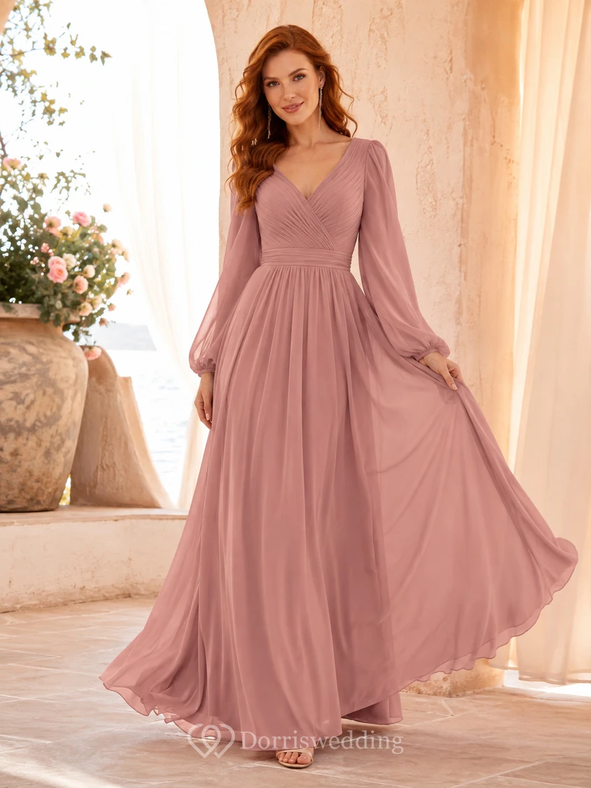 Robe de soirée élégante en mousseline rose poudré, coupe trapèze, col en V et manches bouffantes, style romantique.